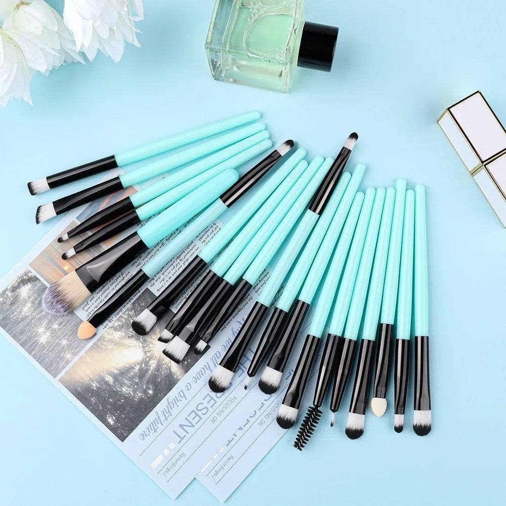 Ensemble de 20 pinceaux de maquillage comprenant fards à paupières, eyeliner, fond de teint, correcteurs, poudre, blush et éponges à maquillage.