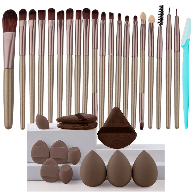 Ensemble de 20 pinceaux de maquillage comprenant fards à paupières, eyeliner, fond de teint, correcteurs, poudre, blush et éponges à maquillage.